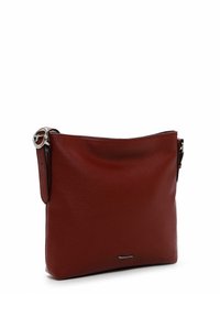 Borsa a spalla in pelle rossa con una texture liscia, caratterizzata da dettagli in metallo argentato e una tracolla regolabile. Design pulito e minimalista.