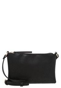 Svart läderclutch med en texturerad yta, dragkedjestängning och avtagbar rem. Utrustad med detaljer i guldton och en smal, rektangulär form.