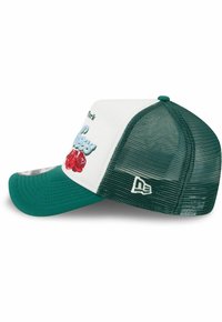 Trucker-Cap mit weißer Front, grünem Netzrücken, gestickten Blumen und "New York"-Schriftzug. Der Schirm hat eine gerippte Textur.