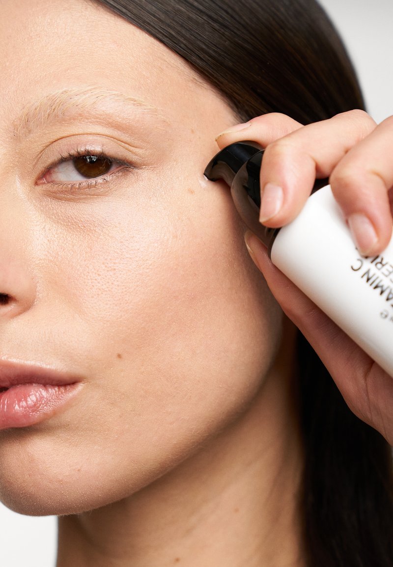 The INKEY List 15 % VITAMIN C UND EGF AUFHELLENDES SERUM - Serum ...