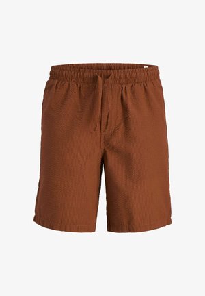 Chemise à manches courtes couleur rouille et short assorti en tissu texturé. L'ensemble présente une coupe décontractée et est associé à des baskets légères.