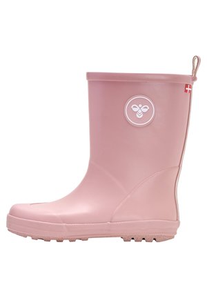 Pink gummistøvle med et rundt bi-logo på siden og et lille dansk flag nær den øverste trækflig.
