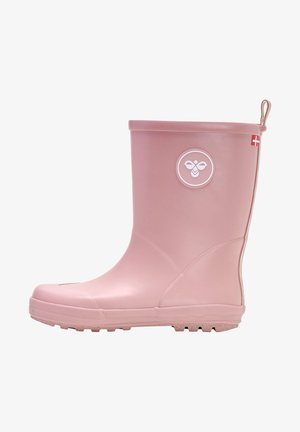 Pink gummistøvle med et rundt bi-logo på siden og et lille dansk flag nær den øverste trækflig.