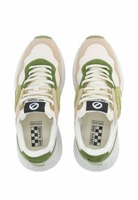 Scarpe sportive con tomaia in mesh beige e dettagli verdi, suola in gomma testurizzata e logo nero contrastante sulla linguetta.