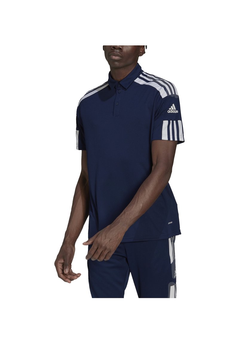 Polo shirt blu navy con colletto, tre bottoni e strisce bianche sulle spalle. Presenta il logo Adidas sulla manica ed è realizzato in materiale traspirante.