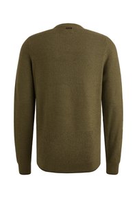 Olivovo zelený pletený sveter s okrúhlym výstrihom, ktorý má texturované horizontálne pruhy a dlhé rukávy. Mäkký, stredne ťažký materiál.