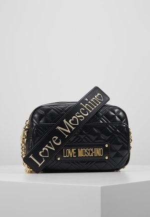 Czarna pikowana torebka na ramię Love Moschino z złotym łańcuszkiem i szerokim czarnym paskiem z złotym logo i symbolami serc.