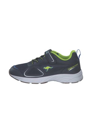 Sport-Schuh mit einem dunkelblauen Synthetik-Obermaterial, limettengrünen Akzenten, Netzpaneelen, einem Klettverschluss und einer weißen Gummisohle.