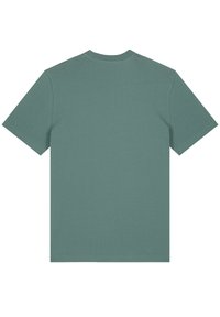 T-shirt à manches courtes en coton vert pâle. Col rond avec une coupe décontractée et sans éléments de design ni motifs visibles.