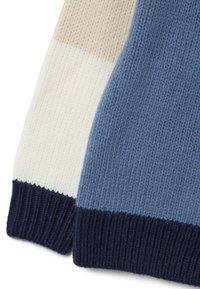 Strickpullover mit blauen, cremigen und marineblauen Streifen. Rippstruktur an den Bündchen und am Saum. Weiches Garn mit glatter Oberfläche.