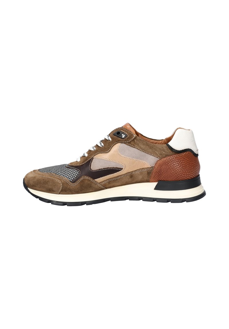 Braune Wildleder-Sneaker mit Akzenten aus gemischten Materialien, ausgestattet mit einer gemusterten Zehenbox, einer cremigen Zwischensohle und einem strukturierten braunen Fersenbereich.