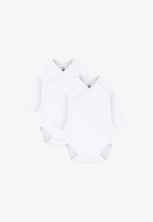 Kaks lihtsat valget pika varrukaga beebibodi, millel on ees ja all klõpskinnitused, paigutatud lamedalt ja osaliselt kattuvad.