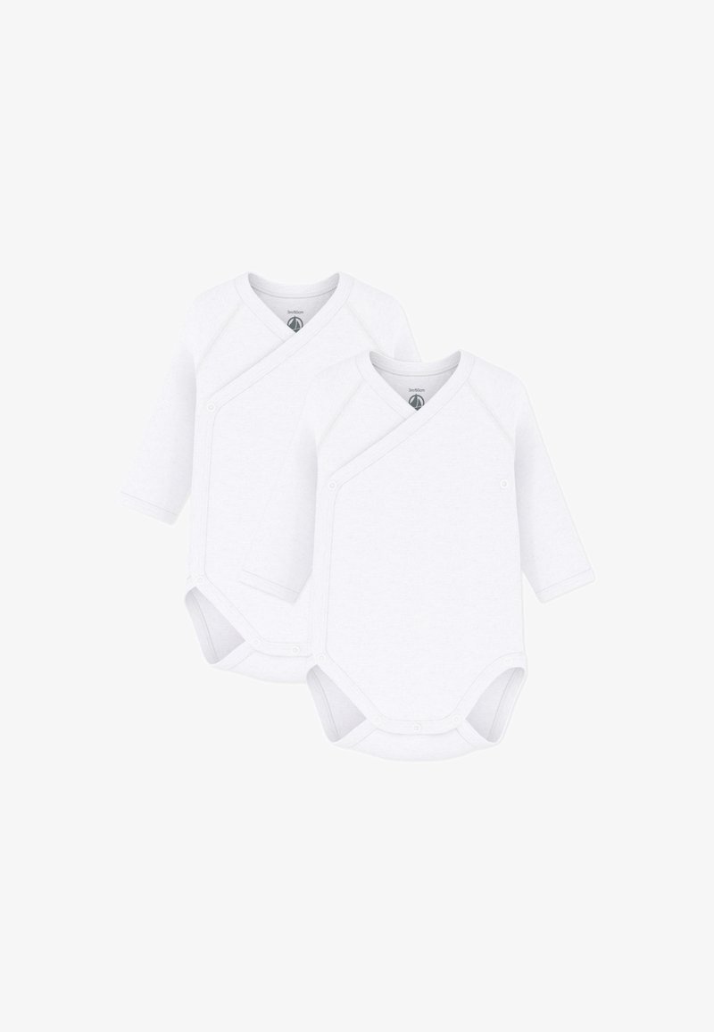 Dve preprosti beli otroški bodiji z dolgimi rokavi z zapiranjem na pritisne gumbe spredaj in ob spodnjem robu, položeni ravno, delno eden čez drugega.