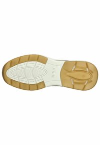 Semelle de chaussure présentant une base en caoutchouc texturé blanc avec une semelle extérieure beige flexible, des rainures à motifs et une indentation centrale pour l'adhérence.