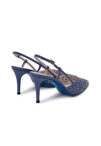 Scarpe con tacco blu con motivi intagliati, punta affusolata, sottili cinturini alla caviglia e un tacco sottile. Texture liscia con una finitura lucida.