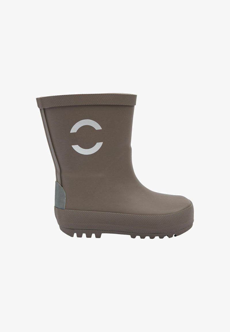 Botte de pluie en caoutchouc marron avec un logo circulaire gris sur le côté et une semelle texturée pour l'adhérence, vue de profil.
