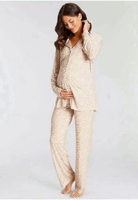 Beige színű, zebra csíkos kismama otthonruha szett; hosszú ujjú gombos felső és hozzá illő nadrág, puha, rugalmas anyagból készült.