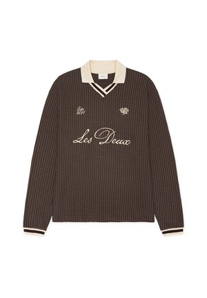 Chemise marron à manches longues en maille gaufrée avec col blanc, poignets blancs et textes brodés "Les Deux" et "Est. 2011" sur le devant.