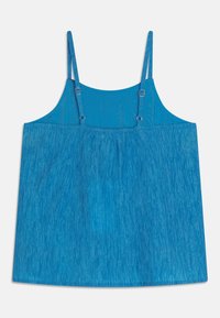 Niebieski top bez rękawów wykonany z lekkiego materiału, o rozszerzanym kroju, z regulowanymi ramiączkami i teksturowaną powierzchnią.