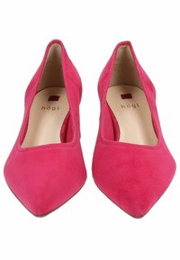 Scarpe con tacco alto in suede rosa, con punta affusolata e design con ritagli. Presentano un interno liscio e un logo discreto sulla soletta.