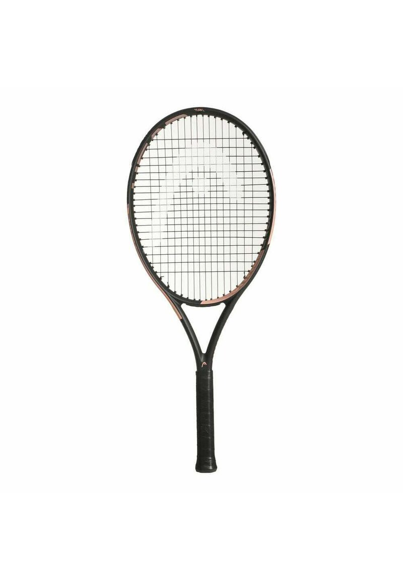 Tennismatch met een ovale kop, zwart frame en een wit stramien van snaren. Het handvat heeft een gestructureerde grip. Accenten van koperdetail zijn zichtbaar.