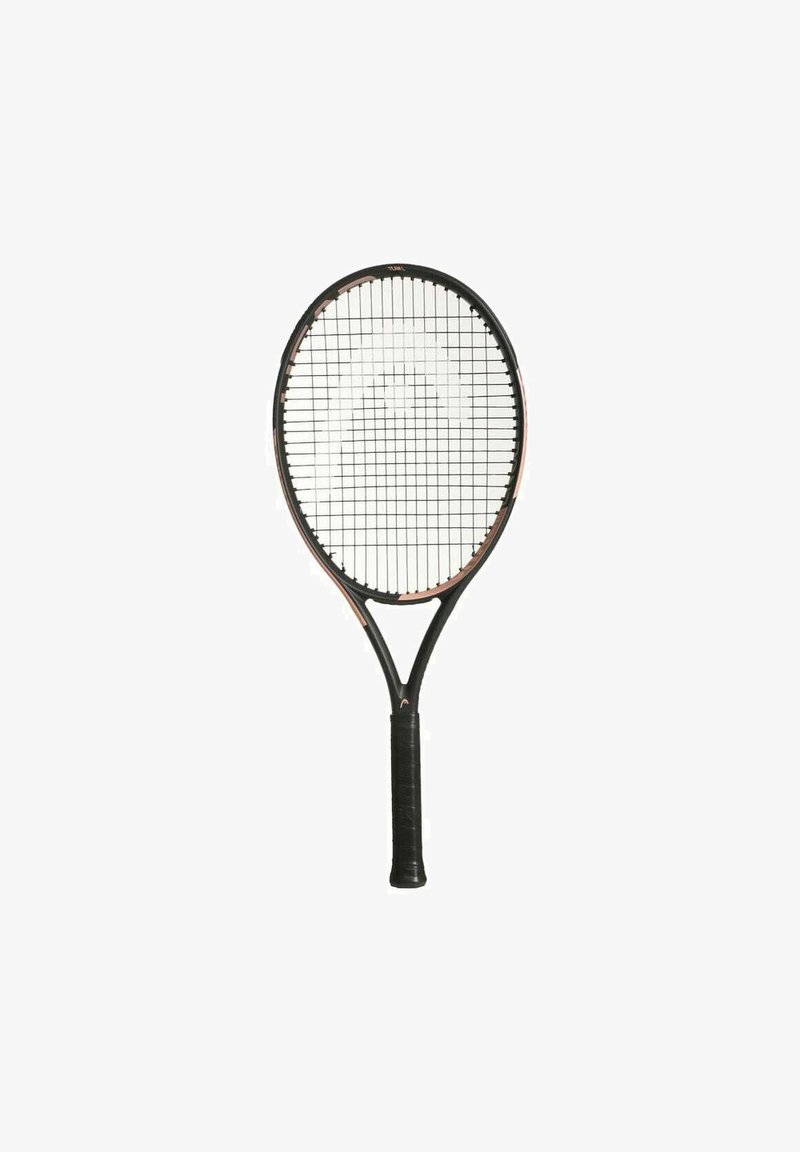Tennismatch met een ovale kop, zwart frame en een wit stramien van snaren. Het handvat heeft een gestructureerde grip. Accenten van koperdetail zijn zichtbaar.