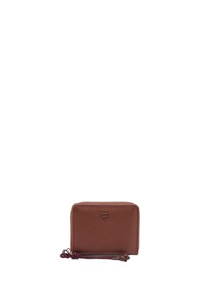 Brązowy, teksturowany, skórzany portfel z zamkiem błyskawicznym na całym obwodzie, z paskiem na nadgarstek i małym wytłoczonym logo z przodu.