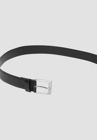 Zwarte leren riem met een zilveren rechthoekige metalen gesp en een gladde, matte textuur, ontworpen voor een klassieke pasvorm.