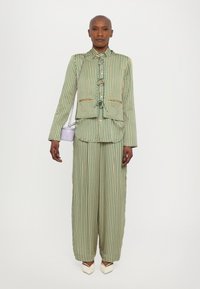MILLE CARA PANT - Bukse - almond/green