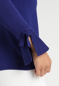 comma Sweter