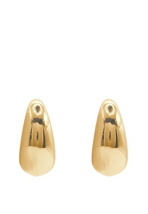 Set van gepolijste, goudkleurige asymmetrische druppelvormige oorknopjes op een witte achtergrond.