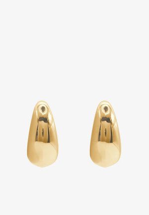 Set van gepolijste, goudkleurige asymmetrische druppelvormige oorknopjes op een witte achtergrond.