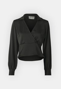Blusa nera avvolgente con maniche lunghe, colletto e design leggermente corto, caratterizzata da una texture liscia e lucida.