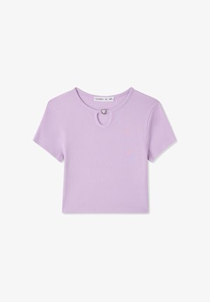 T-shirt a maniche corte in tessuto a costine color lilla con scollo rotondo e dettaglio a forma di cuore nel taglio sul petto. Texture morbida e design aderente.