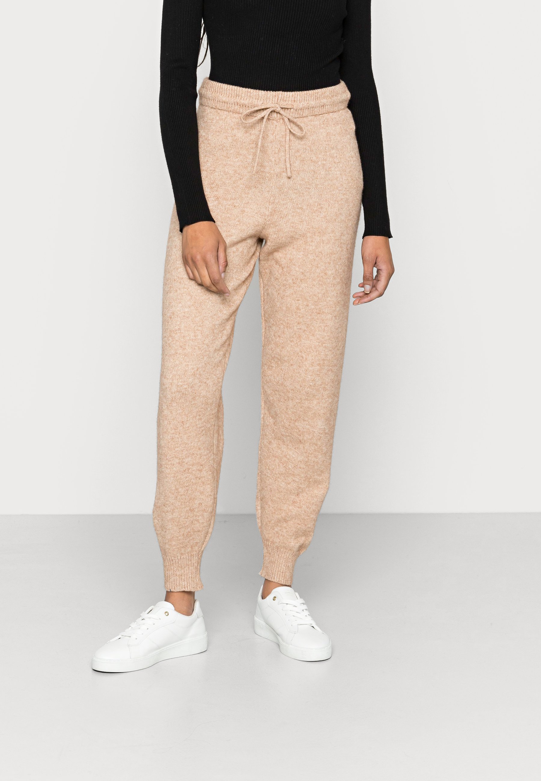 Springfield PANTALÓN MODA PUNTO - Pantalones deportivos - light brown/beige  - Zalando.es