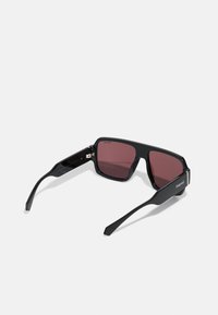 Ochelari de soare negri, rectangulari, cu lentile roșii închise, cadru din plastic neted și brațe subțiri și drepte. Prezintă marca Polaroid pe lateral.