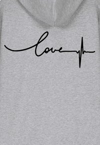 Felpa grigia con un design in corsivo nero che scrive "amore" integrato con una linea del battito cardiaco, dalla texture liscia e dallo stile casual.