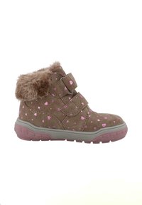 Botas de tobillo de ante marrón con patrones de corazones rosas, cuello de piel sintética, dos correas de Velcro y una suela de goma texturizada.