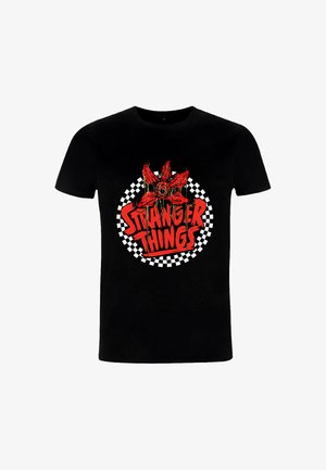Camiseta negra de algodón con diseño gráfico rojo centrado con el texto "Stranger Things" y un borde de patrón de tablero de ajedrez.