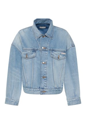 Lichtblauwe spijkerjasje met knoopsluiting, twee klepzakken aan de voorkant en een klein Calvin Klein-logo op de linkerzak.
