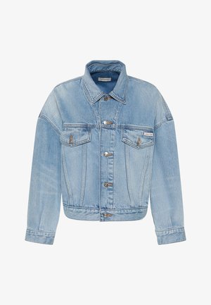 Lichtblauwe spijkerjasje met knoopsluiting, twee klepzakken aan de voorkant en een klein Calvin Klein-logo op de linkerzak.