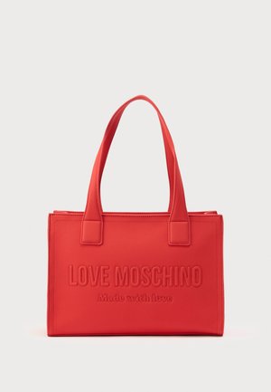 Piros műbőr válltáska rövid fogantyúkkal. Előlapján dombornyomott "LOVE MOSCHINO" és "Made with love" feliratokkal. Téglalap alakú.