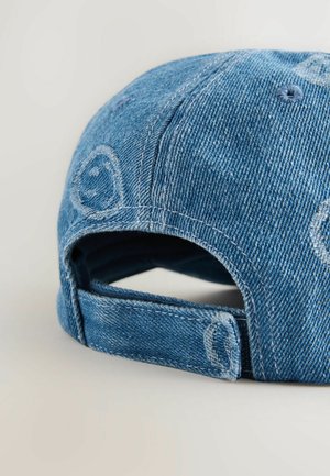 Denimkappe mit gebogenem Schirm, blauer Stoff, gestickte Details und einem verstellbaren Riemen auf der Rückseite. Mit schwachen kreisförmigen Mustern durchzogen.