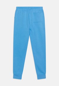 Modré bavlněné tepláky s elastickým pasem, staženými kotníky a zadní kapsou na pravé straně. Měkká textura, volný střih.