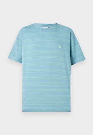 Lys blå t-skjorte med korte ermer, horisontale striper og en liten logo på brystet. Laget av myk stoff med en avslappet passform.