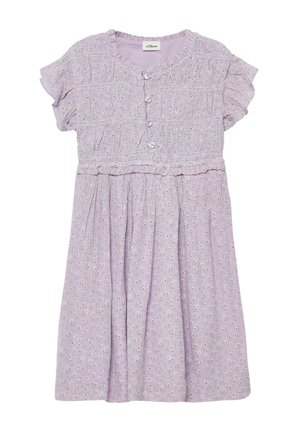 Fioletowa sukienka z krótkim rękawem, z drobnym białym kwiatowym wzorem, zapinana na guziki z przodu, z marszczoną talią i falbanką przy dekolcie.