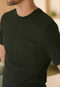 Next SHORT SLEEVE  SET - REGULAR FIT - Nattplagg set - black brown