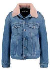 Giubbino di jeans in azzurro chiaro con colletto in pelliccia sintetica rosa. Presenta due tasche sul petto, chiusure a bottoni e un taglio classico con cuciture a vista.