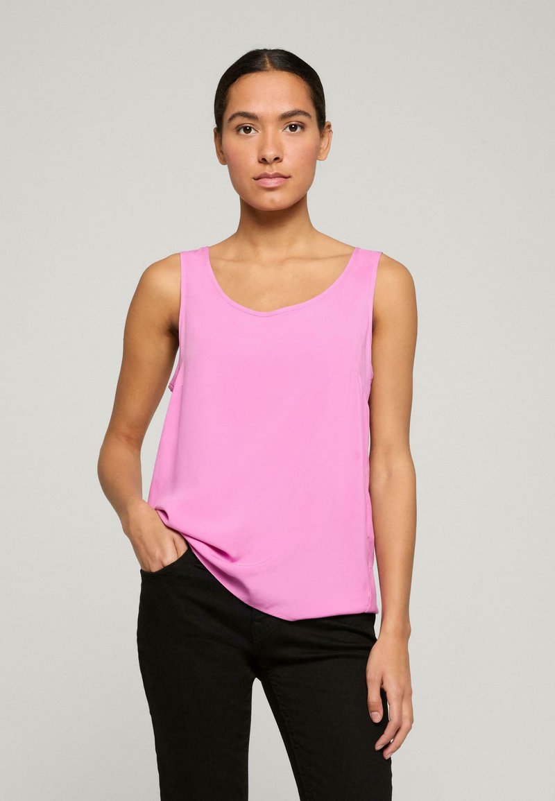 Roze mouwloze top met een ronde halslijn, gemaakt van een gladdige stof. Ontworpen met een casual pasvorm, met een subtiele drapering en zijsplitten.