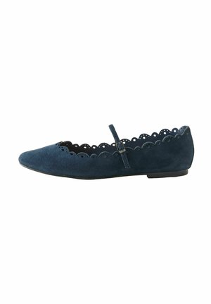 Chaussure plate Mary Jane en daim bleu marine avec un bord festonné et perforé, et une fine bride ajustable avec boucle.